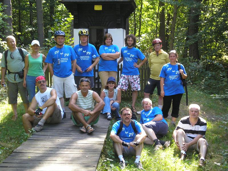 rowtras 045.jpg - Pamiątkowe zdjęcie  w cieniu będów.